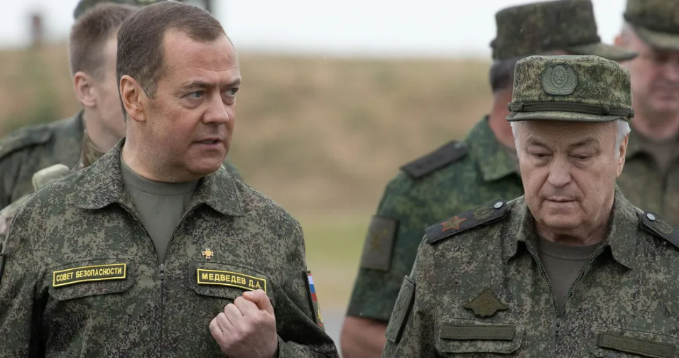 ميدفيديف يحذر من سقوط الأسلحة النووية بأيدي 